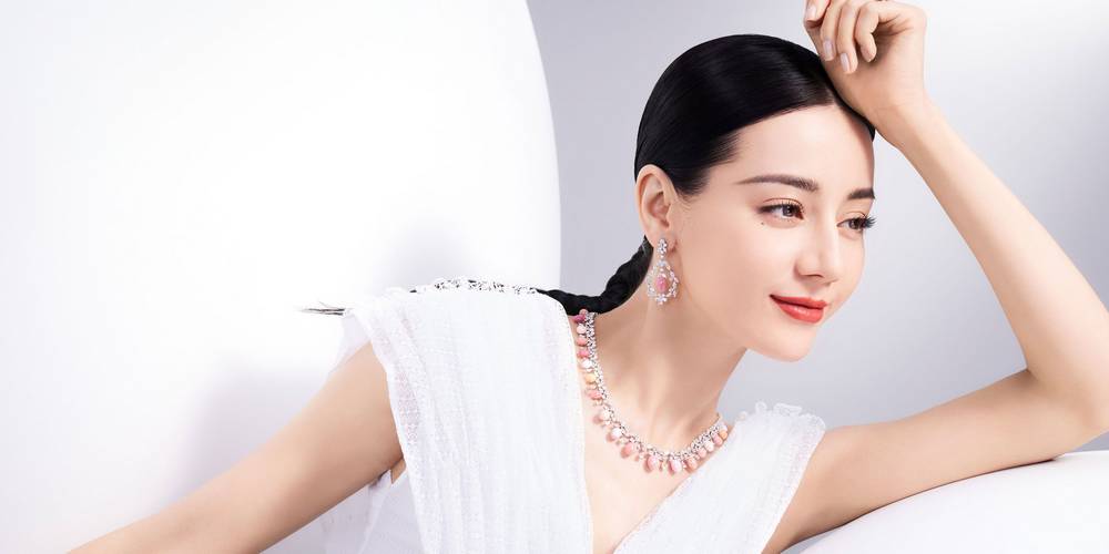 Mikimoto также славится своим южноморским и таитянским жемчугом, который отличается впечатляющим разнообразием природных цветов - от сливочно-белого и редкого золотого в Южном море до бледно-серого, зеленого и черного в таитянских водах