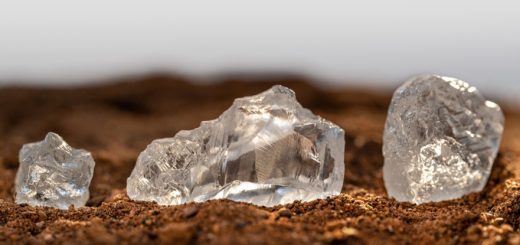 кристаллы необработанного прозрачного алмаза