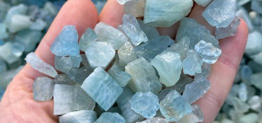 кристаллы аквамарина на ладони