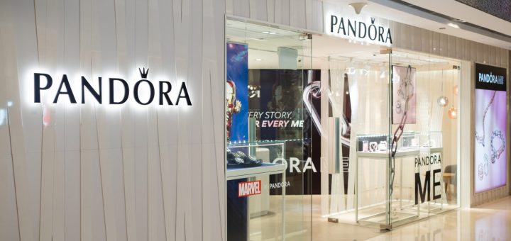 витрина магазина Pandora
