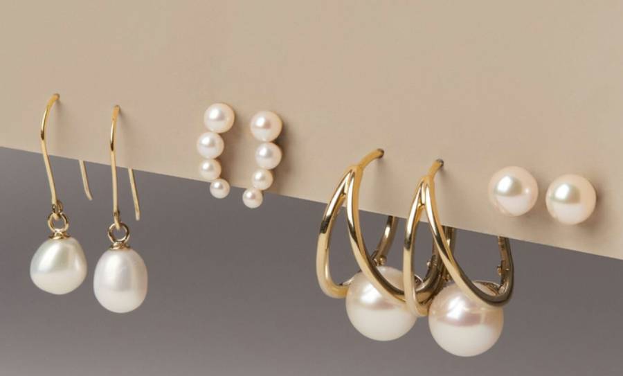 серьги с жемчугом на витрине