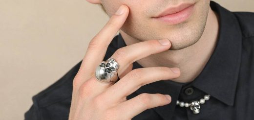 парень с кольцо в виде черепа на руке