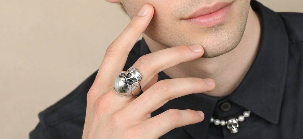парень с кольцо в виде черепа на руке
