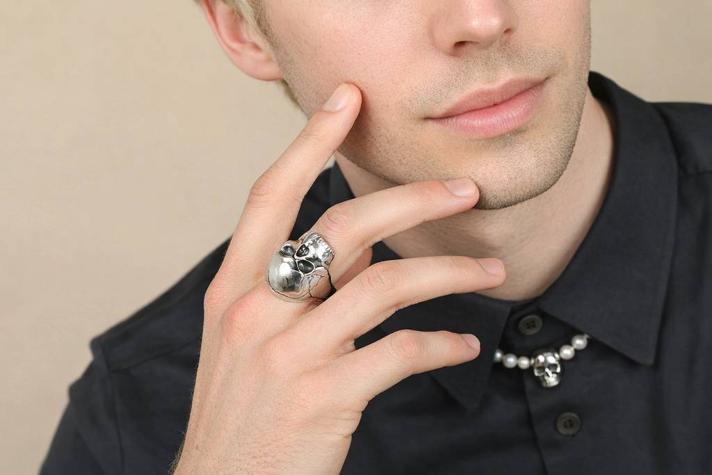 парень с кольцо в виде черепа на руке