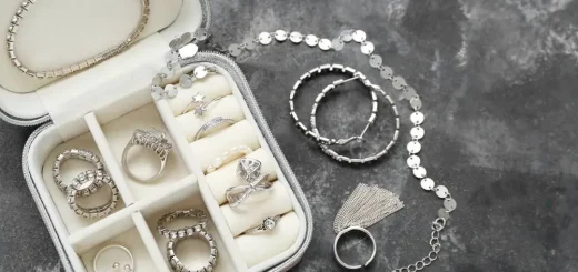 шкатулка с серебряными украшениями
