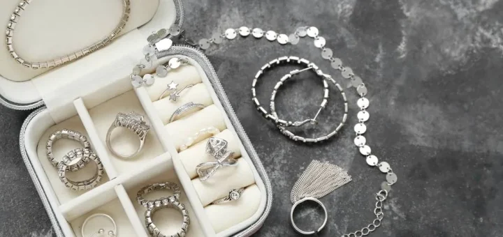 шкатулка с серебряными украшениями