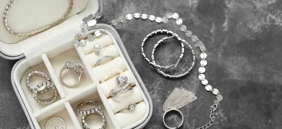 шкатулка с серебряными украшениями