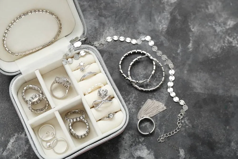 шкатулка с серебряными украшениями