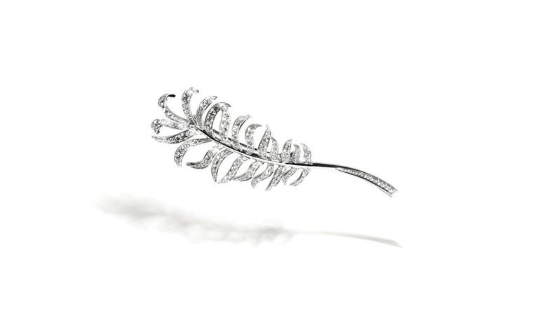 CHANEL Plume de CHANEL — бриллиантовая брошь в форме пера, мотив дома с 1932 года
