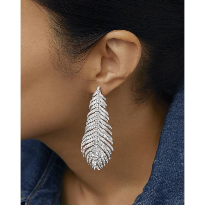 Boucheron Plume de Paon — серьга из белого золота с бриллиантами в форме павлиньего пера
