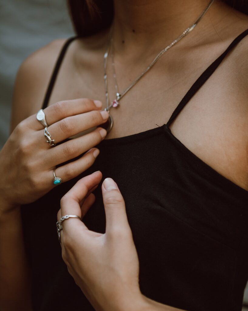 Серебряные кольца и ожерелья в бохо-стиле — фото jasmin chew / Pexels