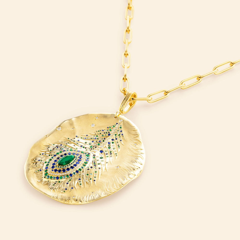 Mellerio Talisman Paon — современный медальон с мотивом павлиньего пера, изумрудом, сапфирами, турмалинами Параиба и бриллиантами